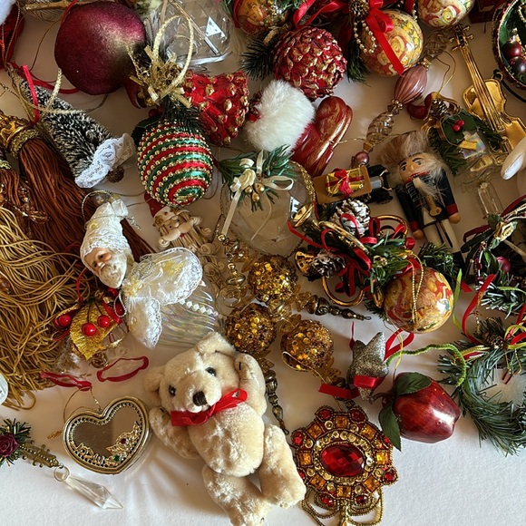 84 Christmas tree ornaments, 2 garlands - Picture 9 of 12